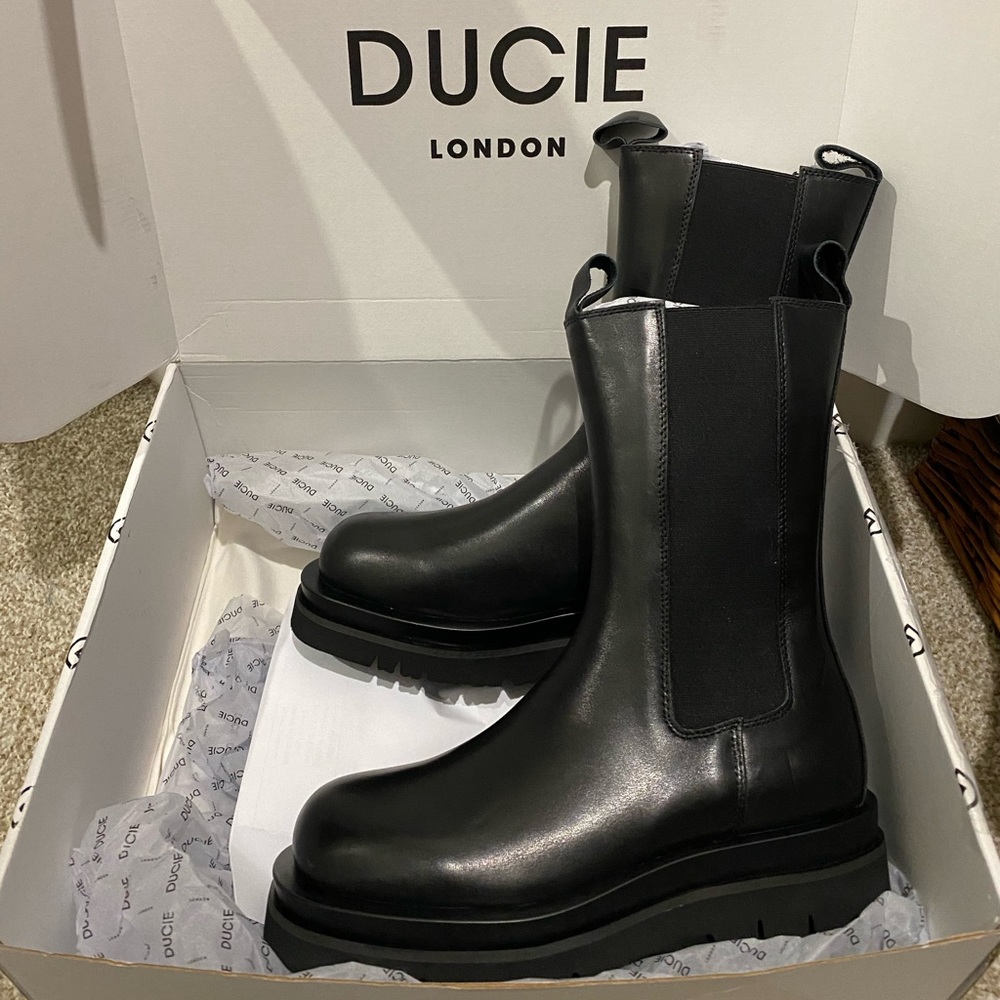 BRAND NEW NEVER WORN DUCIE LONDON BLACK CHELSEA BOOTS